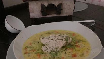 Bild: Bild: Michael Schiffer 
Die Poularde wird sanft in der Brühe gekocht und kommt später wieder dazu. Gebunden wird die Waterzooi à la Gantoise mit Eigelb und Crème fraîche.