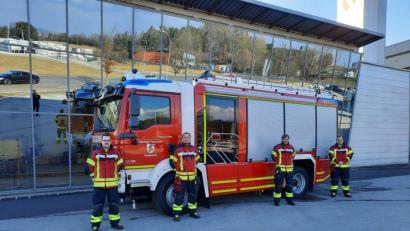 Bild: Florian Pühringer/Firma Rosenbauer/exb
Die Kommandanten Michael Reindl und Rudi Schüller sowie die Gerätewarte Patrick Hackl und Florian Schlegel (von links) mit dem neuen Tanklöschfahrzeug der FFW Haselmühl in Leonding.