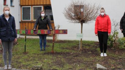 Bild: fks
Hier steht der Wunschbaum für den noch ungewissen Neustart. Tanja Heinl, Stefanie Unterburger, Jana Käß und Elsa Schraml (von links) freuen sich auf die Ideen der Kinder, die hier "wachsen" sollen.