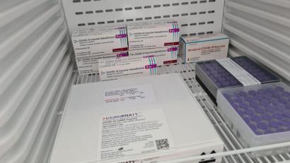 Bild: BRK Amberg-Sulzbach
So sehen 1830 Impfdosen aus. In den Impfzentren Amberg und Sulzbach-Rosenberg sind neue Vakzin-Lieferungen eingetroffen.