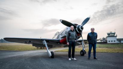 Bild: Eric Waha/exb 
Ralph Kracker (links) und Flugplatz-Eigentümer Thomas Strößenreuther auf dem Speichersdorfer Flugplatz vor einem der Flieger, die sicher beim Fly-in dabei sein werden – einem Focke-Wulf-Nachbau.