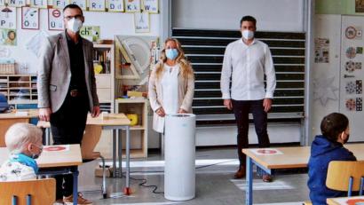 Bild: ds
Schulverbandsvorsitzender Bürgermeister Peter Achatzi, Rektorin Birgit Molitor und Marc Simmendinger von Uniclaro (von links) testen die Funktionsfähigkeit des Luftreiniger-Modells „Lufthero“.