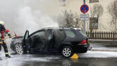 Bild: Polizeiinspektion Neustadt/WN/exb
Mit unglaublicher Geschwindigkeit breiteten sich die Flammen im VW Golf Variant aus. Feuerwehr und Polizei schätzen den Schaden auf rund 5000 Euro.