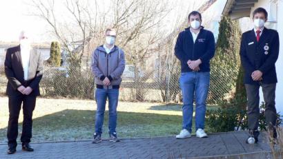Bild: lep
Bürgermeister Jürgen Kürzinger (links) gratulierte dem neuen Bereichsleiter Christian Lenk (dritter von links) und seinem Stellvertreter Kevin Goß (zweiter von links) und wünschte ihnen alles Gute im neuen Amt. Stellvertretender Kreisbereitschaftsleiter Thomas Rauch vom Kreisverband Weiden und Neustadt (rechts) schloss sich den Glückwünschen an.