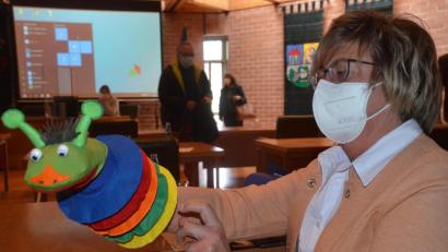 Bild: uz
Sabine Guhl mit Leseraupe "Regibert", die auf Wunsch von Petra Vorsatz ins Stadtmuseum umsiedeln soll.