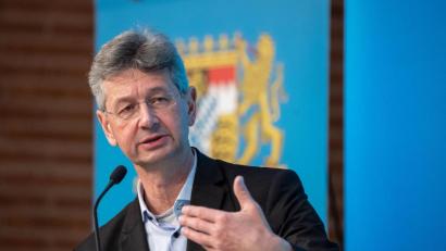 Archivbild: Matthias Balk/dpa
Michael Piazolo, Kultusminister von Bayern und Generalsekretär der Freien Wähler in Bayern, will eine Teststrategie fahren, damit Schüler auch in Hotspots zurück ins Klassenzimmer können.