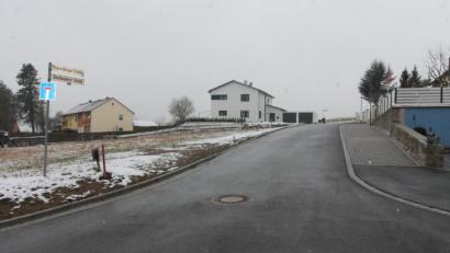 Bild: pi
Mit der Feststellung der endgültigen Herstellung der Erschließungsanlage Regensburger Straße / Oberhausener Straße und der Billigung der Abrechnung kann der Markt Eslarn nun die Erschließungsbeiträge einheben.