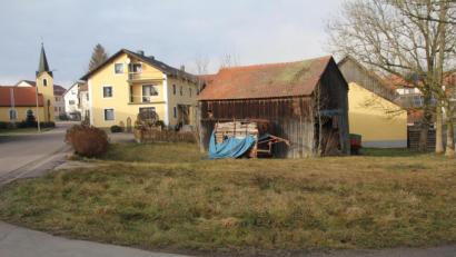 Bild: frd
Das ist der Standort des nun beschlossenen Neubaus des Feuerwehrgerätehauses in der Ortsmitte von Wildstein. In einem Angegliederten Buswarthäuschen können die Schulkinder gefahrlos in und aus dem Schulbus ein- und Aussteigen.