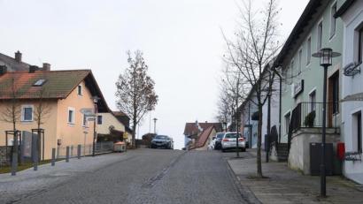 Bild: bey
Die Parkplätze am Marktplatz entlang der rechten Häuserreihe sollen von der Einmündung des Richard-Strauss-Straße bis zur Postfiliale als Kurzzeitparkzone mit 30 Minuten Parkdauer an den von Montag bis Freitag von 7-18 Uhr und samstags von 7-12 Uhr ausgewiesen werden.