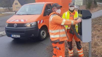 Bild: ld
Drei neue Hundeklos haben Sebastian Söllner und Alexander Hecht (von links) vom Bauhof-Team auf den Wegen rund um Brand aufgestellt. Ein neues finden Hundefreunde am Parkplatz beim Goetz-Areal.