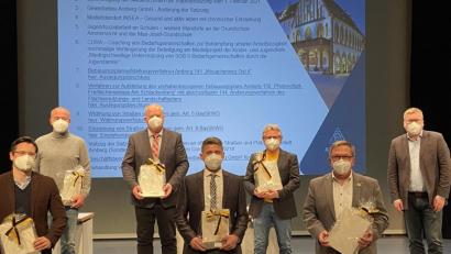 Bild: ass
Stadträte vor Tagesordnung. Weil sie länger als drei Wahlperioden im Stadtrat sitzen, gab es die Kommunale Dankurkunde für (von links) Uli Hübner, Ralf Kuhn, Klaus Mrasek, Florian Fuchs, Hans-Jürgen Bumes sowie Martin Preuß. Oberbürgermeister Michael Cerny (rechts) gratuliert.