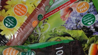 Bild: cvl
Ist das Substrat torffrei oder nur torfreduziert? Im Normalfall genügt ein aufmerksamer Blick auf die Verpackung. Inzwischen haben auch regionale Anbieter torffreie Alternativen im Angebot.