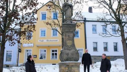 Bild: do
Nach Abschluss der Arbeiten dankte Bürgermeister Marcus Gradl vor der Mariensäule Diplomingenieur und Kreisheimatpfleger Hannes Oberndorf und Bauunternehmer Gerhard Prösl (von links) für die großzügige Übernahme der Restaurierungskosten