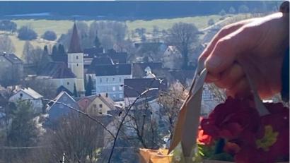Bild: Kerstin Bodendörfer/exb
Tüten mit Primeln überbrachte der Obst- und Gartenbauverein Fürnried seinen Mitgliedern zum Start ins Frühjahr.