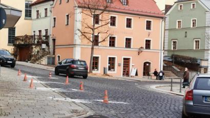 Bild: Portner
Seit einigen Tagen sind zusätzliche Parkplätze in der Oberviechtacher Altstadt ausgewiesen. Am Marktplatz (Bild) sind die weißen Linien nach dem Setzen der Markierungsnägel allerdings wieder verschwunden.