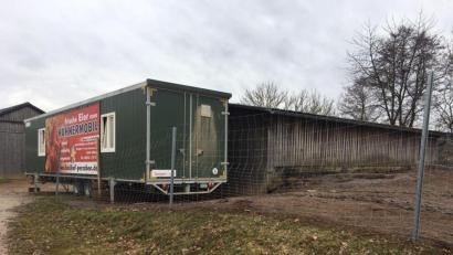 Bild: ihl
Normalerweise wäre das Hühnermobil in der nächsten Woche weiter gezogen. Jetzt steht es weiterhin auf dem Höslhof in Perschen und die Auslaufklappe bleibt zu..