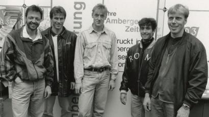 Archivbild: ref
Die Skilanglauf-Staffel des SC Monte Kaolino Hirschau gewann von 1992 bis 1995 vier Deutsche Meistertitel in Folge. 1993 waren die Läufer in Amberg und gaben bei der Amberger Zeitung eine Autogrammstunde (von links): Jochen Behle, Uwe Bellmann, Torald Rein, Peter Schlickenrieder und Johann Mühlegg.