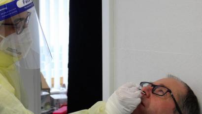 Bild: stg
Bürgermeister Roman Schäffler geht mit gutem Beispiel voran und lässt sich regelmäßig testen.