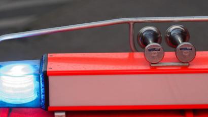 Symbolbild: Daniel Bockwoldt/dpa
Durch einen technischen Defekt geriet ein Auto in Brand. Die Feuerwehr Marktredwitz rückte mit zahlreichen Kräften aus.