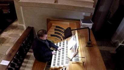 Bild: spf
Kirchenmusikdirektor Andreas Sagstetter an der Orgel in der Basilika, während der Aufnahmen für den Video-Fastenimpuls.