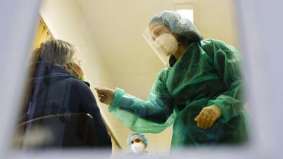 Symbolbild: Frank Molter/dpa
Die Apotheken müssen sich künftig auf einem Portal des Gesundheitsministeriums registrieren, wenn sie Corona-Schnelltests bei sich anbieten wollen.