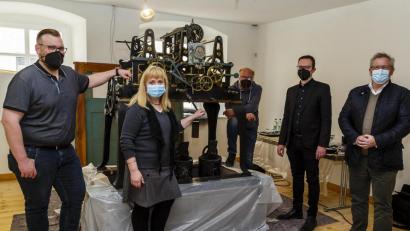 Bild: Hösamer
Uhrmachermeister Christopher Kreitl, Museums-Leiterin Eva Maria Keil, Uhrmachermeister Franz Hanke, Geschäftsinhaber Roland Meiller und Oberbürgermeister Andreas Feller (von links) freuen sich, dass die Uhr wieder läuft.