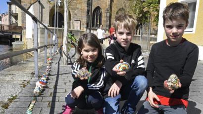 Bild: Petra Hartl
Über die bunten Steine in der Schiffsgasse freuen sich auch Magdalena, Kilian und Fabian aus Amberg.