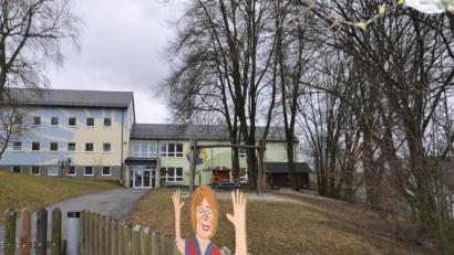 Bild: ws
Eigentlich bietet der Kindergarten in Bärnau, der in der alten Grundschule untergebracht ist, viel Platz. Doch ständig steigende Anmeldungen verlangen eine Erweiterung. Deshalb soll rechts neben dem Eingang ein Anbau nach vorne erfolgen.