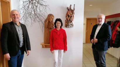 Bild: oe
Geschäftsführer Diakon Richard Sellmeyer, Leiterin der Sozialstation, Inge Gerlach, und der Kirchenpfleger von St. Martin, Josef Beer, mit der Christophorus-Figur im Hintergrund.