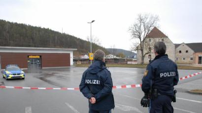 Bild: pop
Eine knappe Stunde dauerte die Bergung von Munition und Sprengstoff. Beides war bei Bauarbeiten im Garten des Sternwirtsstadels gefunden worden.