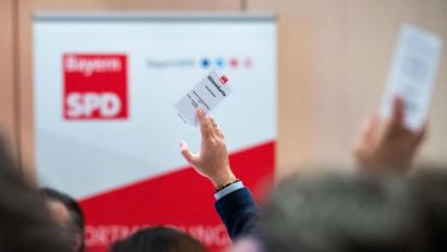 Archivbild: Lino Mirgeler
So angenehm wie beim kleinen Parteitag der Bayern SPD in Taufkirchen im Jahr 2019 wird es an diesem Samstag in Schwabach für die bayerische 
 SPD nicht. Die Delegierten sitzen wegen der Corona-Pandemie im Stadion.