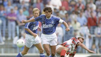 Bild: Mark-Oliver Multhaup
Von allen Vereinen, für die Günter Güttler in der Bundesliga spielte, war die Station beim FC Schalke 04 die aufregendste. Die Szene zeigt ihn in der Auftaktpartie der Bundesligasaison 1992/93, die der FC Schalke gegen die SG Wattenscheid 09 mit 3:4 verlor.