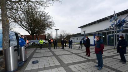 Bild: bey
Zwei Haie aus Edelstahl fressen künftig den Abfall auf dem Neustädter Marktplatz. Der Bauausschuss überzeugte sich bei seiner Sitzung von der Funktionalität.