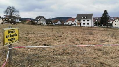 Bild: Portner
Gute Aussichten, dass das Projekt für dringend benötigten Wohnraum klappt: Auf der Wiese zwischen B 22, Eigelsberger Straße und Wiesengrund, will ein örtlicher Investor acht Häuserblocks in die Höhe ziehen.