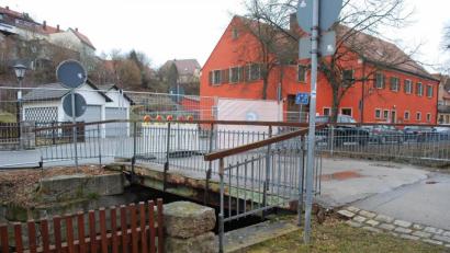 Bild: tss
Am Montag ist es soweit: Die alte Brücke über den Floßbach beim ehemaligen Feuerwehrhaus wird ausgebaut. Am Dienstag, 6. April, soll dann die neue installiert werden.
