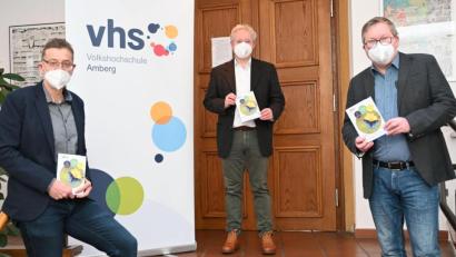 Bild: Susanne Schwab, Stadt Amberg/exb
Oberbürgermeister Michael Cerny, Kulturreferent Fabian Kern und Reiner Volkert, Leiter des Kulturamts und der Volkshochschule (von links) mit dem neuen Programmheft der Volkshochschule Amberg, das nun erhältlich ist.