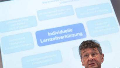 Bild: Peter Kneffel/dpa
Mit dem Angebot eines freiwilligen "Tag des offenen Klassenzimmers" will Kultusminsiter Michael Piazolo (Freie Wähler) den Schülern an Grund- und Förderschülern in Corona-Hotspots die Rückkehr an ihre Schulen ermöglichen.