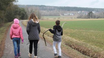 Bild: Regina Sier/exb
Die Ministranten in Neudorf bleiben auch in Coronazeiten ihre Bewegung. Ihre neueste Aufgabe: "Lauft nach Rom".