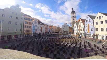 Bild: Kunz
Ein stiller Protest. Über 1100 leere Stühle verdeutlichten am Freitag, wie viele Menschen (über 1300) in der Weidener Innenstadt beschäftigt sind.