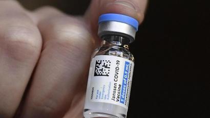 Bild: Jessica Hill/dpa
Eine Dosis mit dem Corona-Impfstoff des US-Pharmakonzerns Johnson & Johnson. Die Europäische Arzneimittel-Agentur (EMA) wird am 11.03.2021 voraussichtlich die bedingte Zulassung des Impfstoffes des US-Herstellers Johnson & Johnson empfehlen.