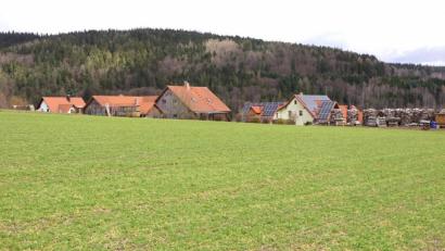 Bild: bkr
In unmittelbarer Nähe der ersten Häuser würde die geplante Photovoltaikanlage bei Ahornberg stehen. Den Geräuschemissionen aus der Anlage will der Gemeinderat die Anlieger nicht aussetzen. Das Bild zeigt nur einen kleinen Ausschnitt der rund 2,3 Hektar großen Ackerfläche, auf der sie gebaut werden sollte.