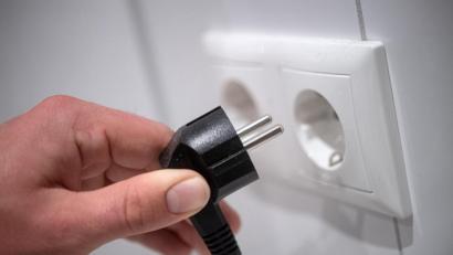 Symbolbild: Sina Schuldt/dpa
900 Haushalte hatten in Erbendorf am frühen Freitagmorgen über eine Stunde lang keinen Strom.