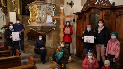 Bild: kaz
Sonja Sporrer, Jochen Gößl, Irena Merkl, Karin Sächerl, Simone Beck und Kathrin Karban-Völkl (von links) haben für Familien die Aktion "Ostern aus der Tüte" vorbereitet.