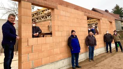 Bild: Ulrike Meixner/exb
Bürgermeister Martin Birner, Vertreter der Dorfgemeinschaft und des Trägervereins Kleinwinklarn besichtigten gemeinsam mit Siegfried Dettmann und Anton Steiniger den Baufortschritt am Mehrzweckgebäude, für das die Firma Steininger die Ziegel gespendet hat.