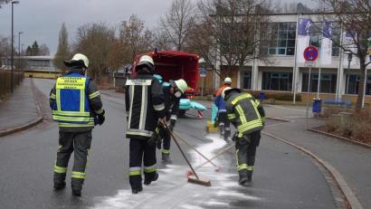 Bild: Dobmeier
Die Einsatzkräfte der Feuerwahr binden den ausgelaufenen Dieselkraftstoff.