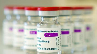 Bild: Nicolas Armer
Auf einem Tisch stehen Ampullen mit dem Covid-19 Impfstoff von AstraZeneca.