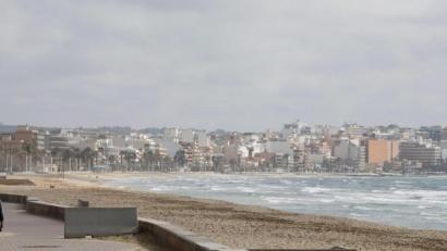Bild: Clara Margais/dpa
Die leere Promenade am Strand von Arenal. Das könnte sich bis Ostern ändern.
