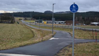Bild: jr
Der bestehende Rad- und Fußweg vom Konnersreuther Kreisverkehr aus in Richtung Mitterteich endet auf Höhe des Backhaus-Kutzer-Geländes (hinten links).