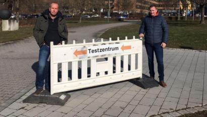 Bild: ihl
Hier lang geht’s zum Testzentrum im Sepp-Simon-Stadion. Dr. Michael Heidrich (links) und Jochen Manz vom Landratsamt sind die Verantwortlichen dafür, dass das Corona-Testen wie am Schnürchen läuft.