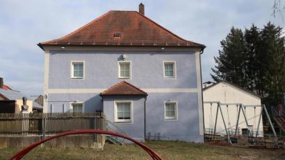 Bild: Hirsch
Die Gemeinde Steinberg am See will die Grünfläche vor dem Braunkohle- und Heimatmuseum, auf dem sich noch immer Spielgeräte des ehemaligen Ponyhofes befinden, neu gestalten. Auch bei der Innenrenovierung der Einrichtung ist die Gemeinde gefordert.
